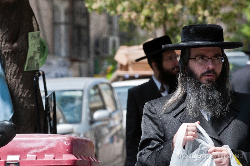 20100409_111819 D300.jpg - Man carrying bag, Mea Shearim